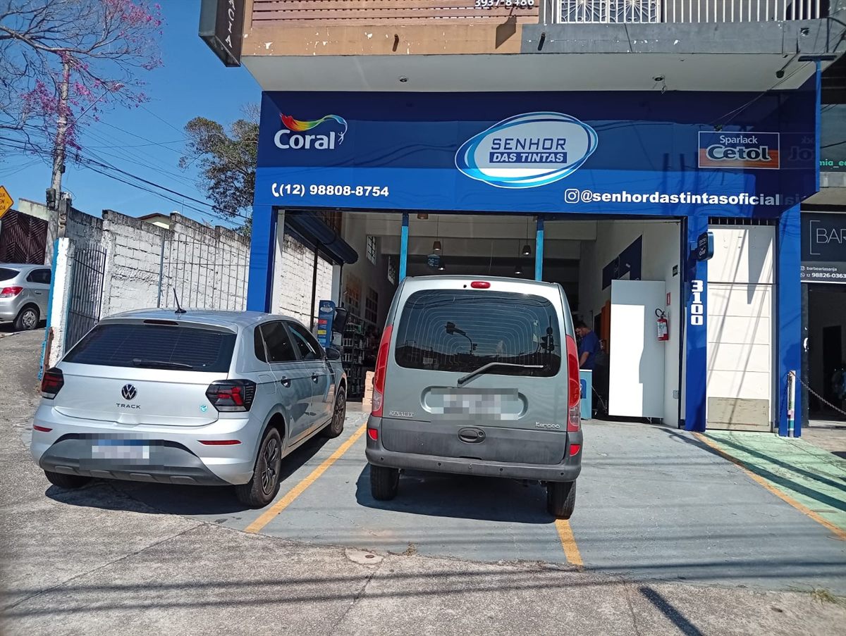 Fachada da loja Senhor das Tintas na Av. Presidente Tancredo Neves, 3100